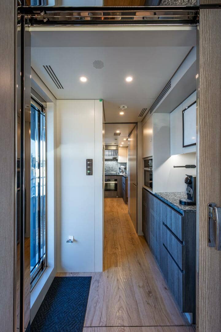 2023 Benetti 34M OASIS "KING'S LAIR" photo 33