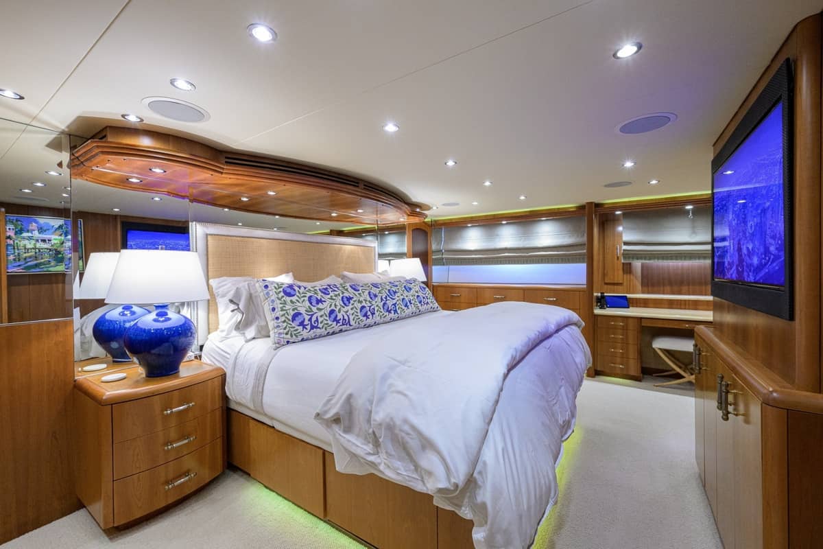 2005 Hatteras 100 Motor Yacht "MAGIC" photo 17