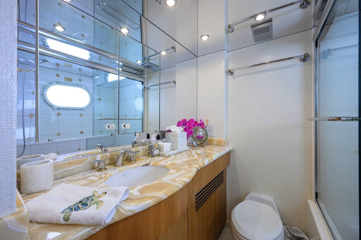 2005 Hatteras 100 Motor Yacht "MAGIC" photo 33