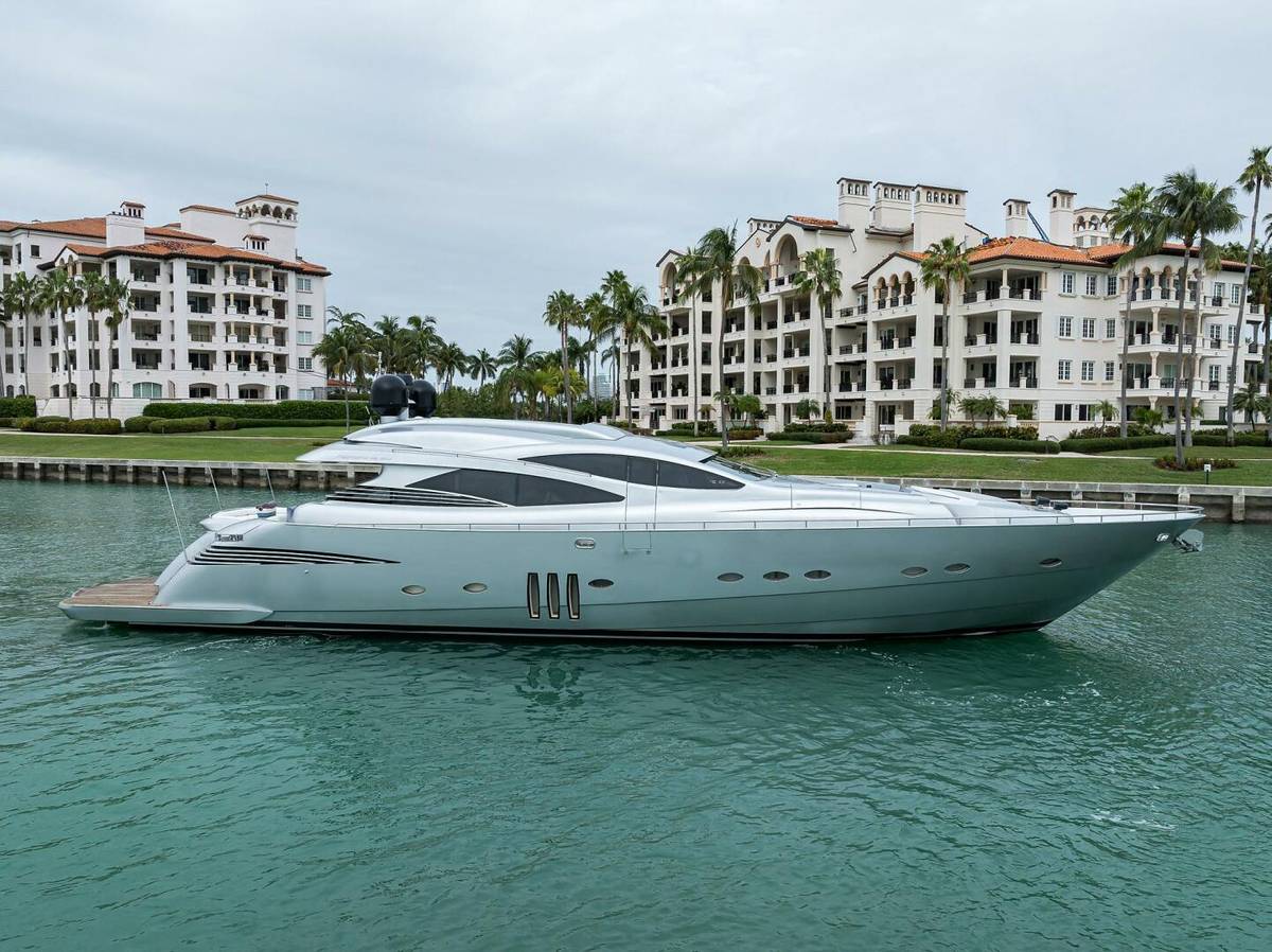 2009 Pershing 90 Express "Miura" photo