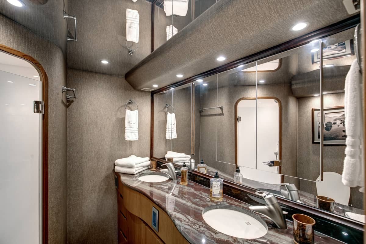 2010 Viking 82 Convertible "Done Deal" photo 16