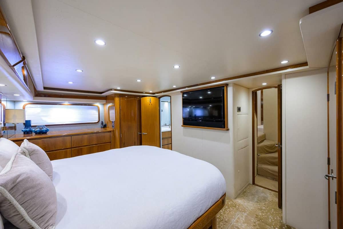 2014 Viking 76 Enclosed Bridge "OSH-IT" photo 22