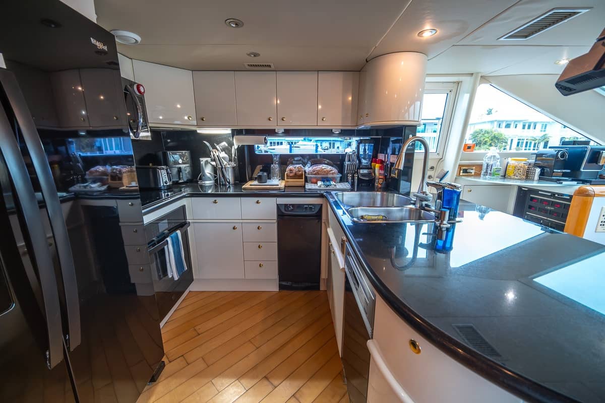 2000 Lazzara Yachts 76 Skylounge "Dare to Dream" photo 41