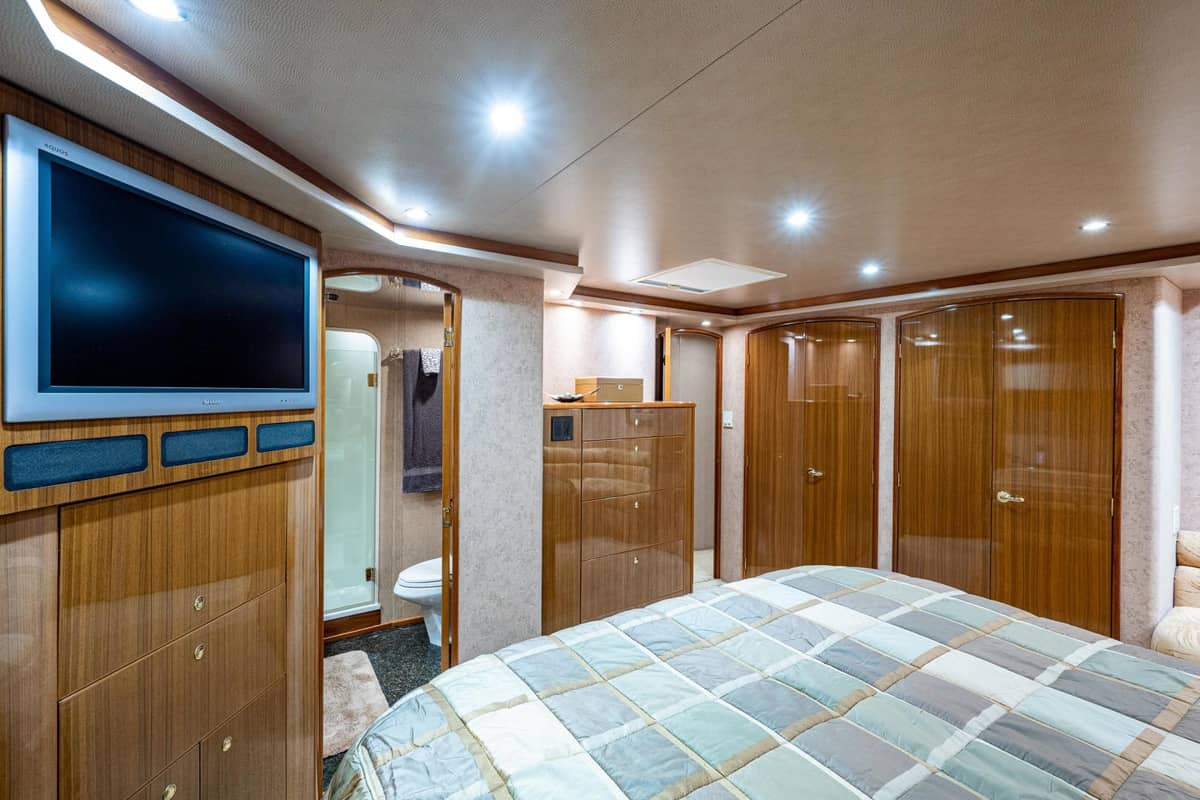 2005 Viking 74 Convertible "Reel Estate" photo 14