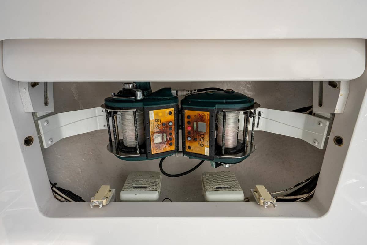 2005 Viking 74 Convertible "Reel Estate" photo 46