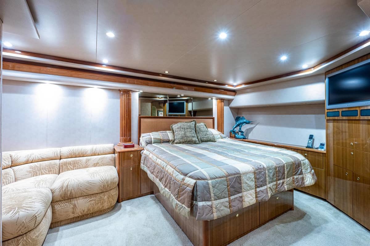 2005 Viking 74 Convertible "Reel Estate" photo 12