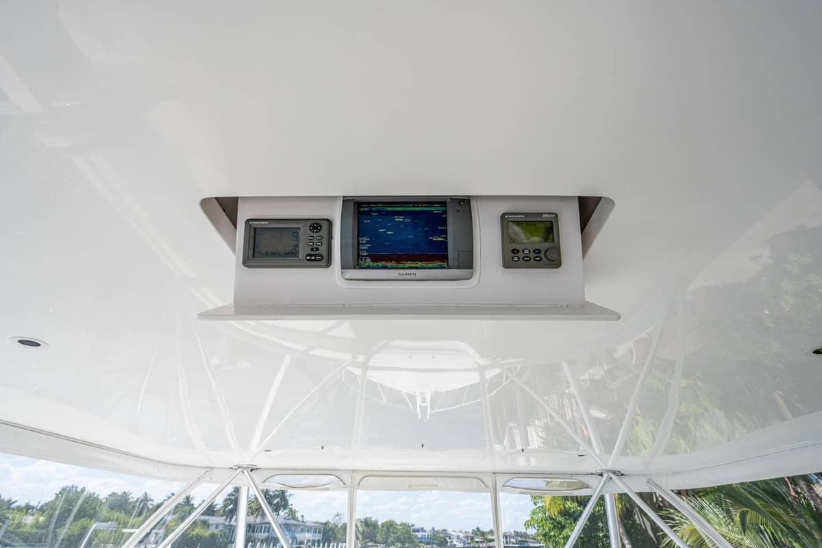 2005 Viking 74 Convertible "Reel Estate" photo 39