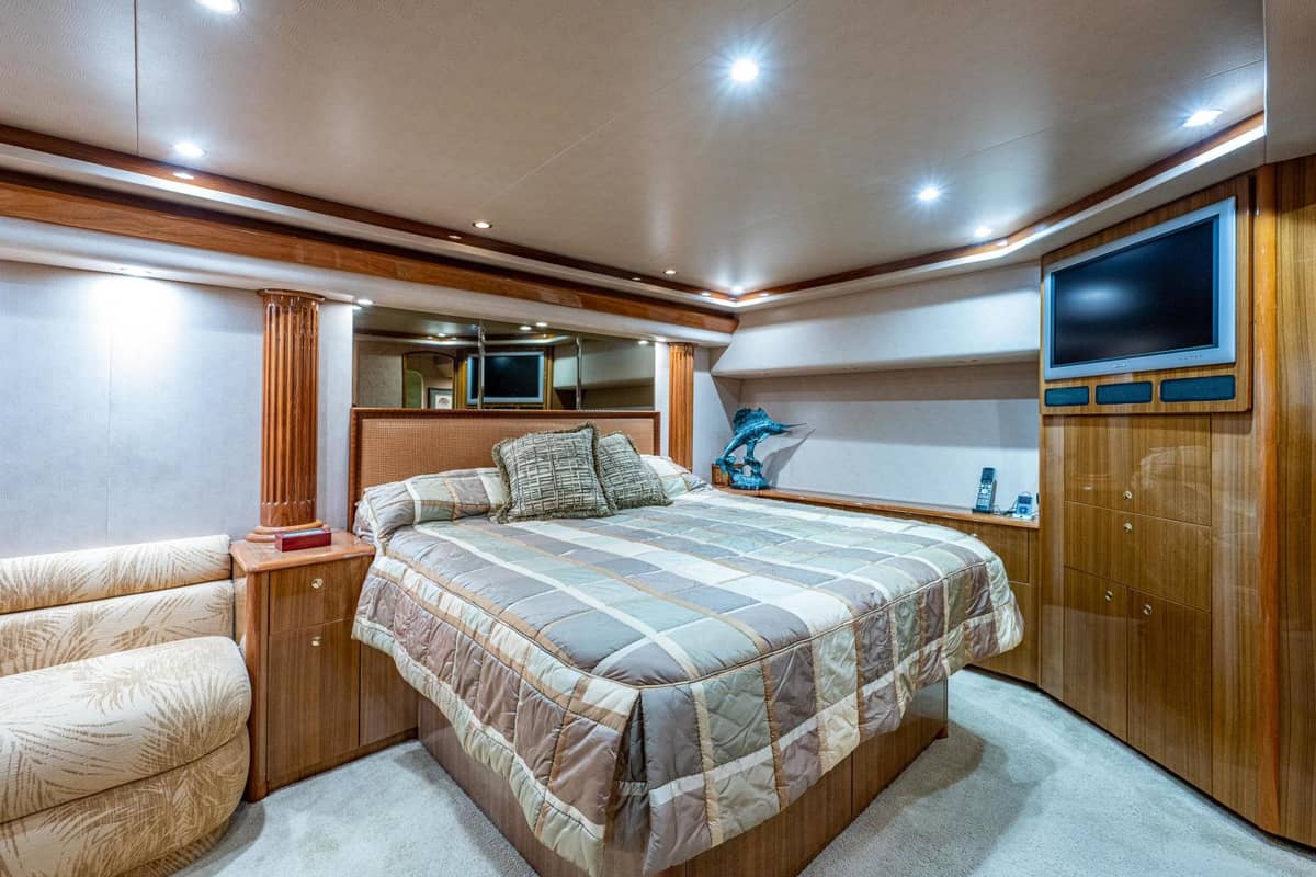 2005 Viking 74 Convertible "Reel Estate" photo 16