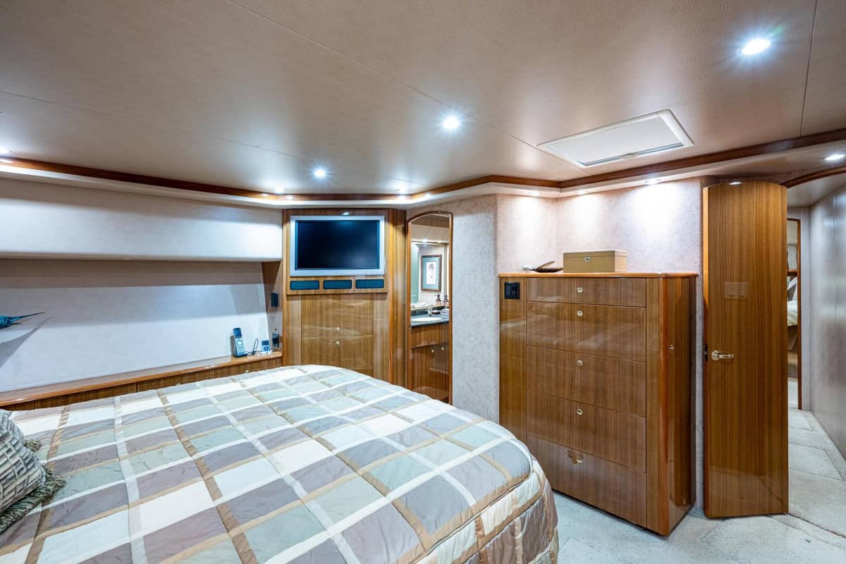 2005 Viking 74 Convertible "Reel Estate" photo 13