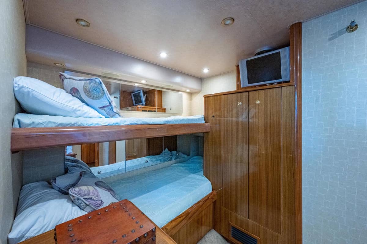 2005 Viking 74 Convertible "Reel Estate" photo 30