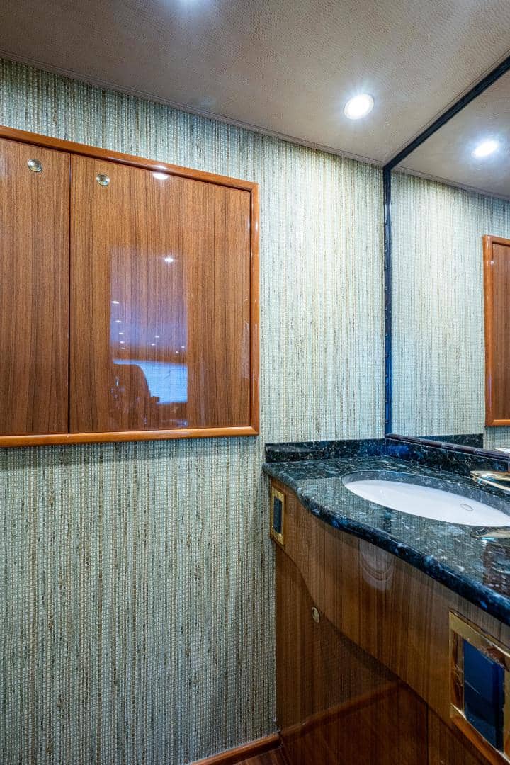 2005 Viking 74 Convertible "Reel Estate" photo 17