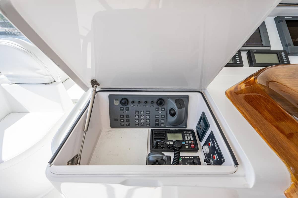 2005 Viking 74 Convertible "Reel Estate" photo 37