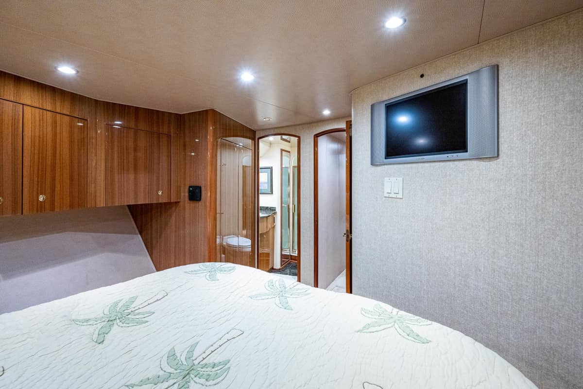 2005 Viking 74 Convertible "Reel Estate" photo 20