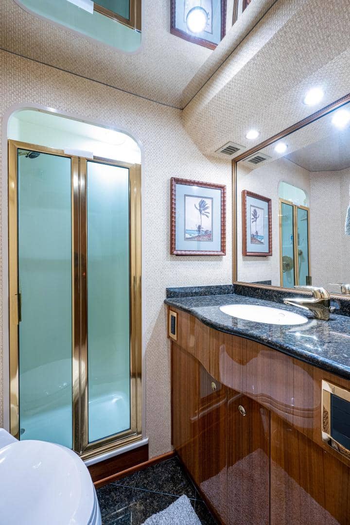 2005 Viking 74 Convertible "Reel Estate" photo 27