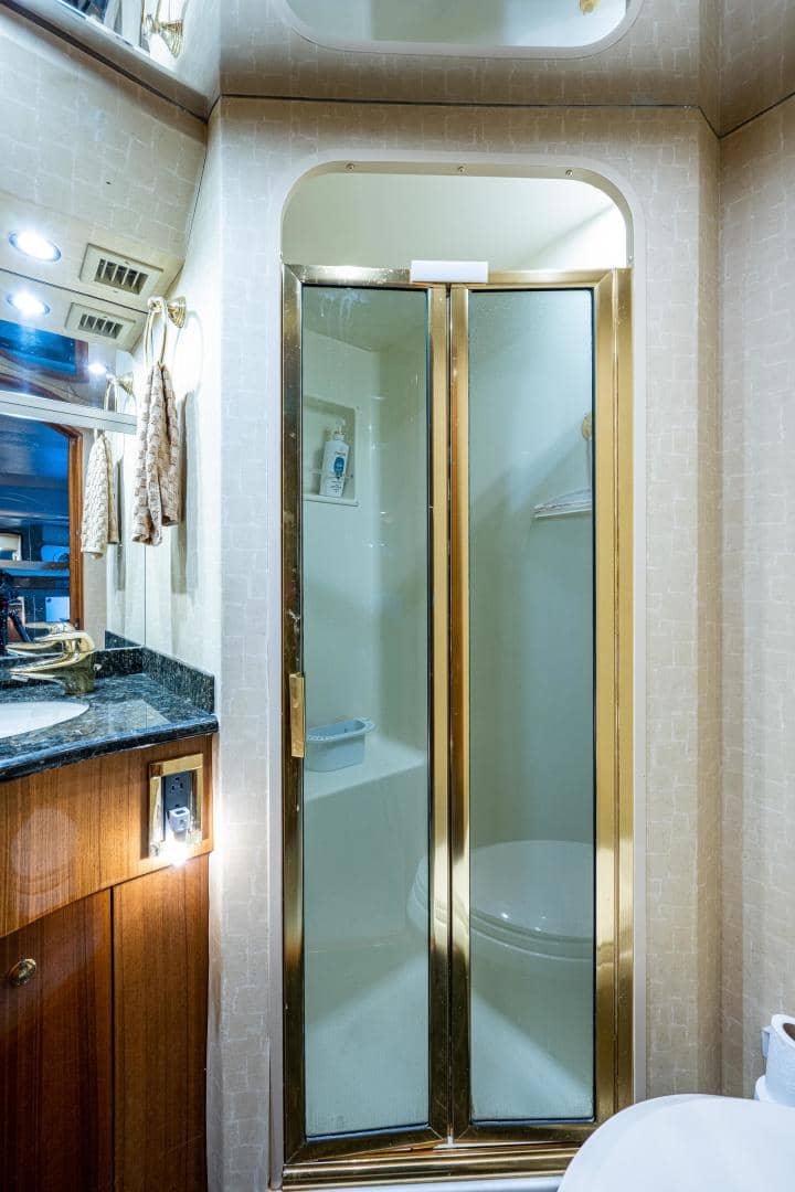 2005 Viking 74 Convertible "Reel Estate" photo 32