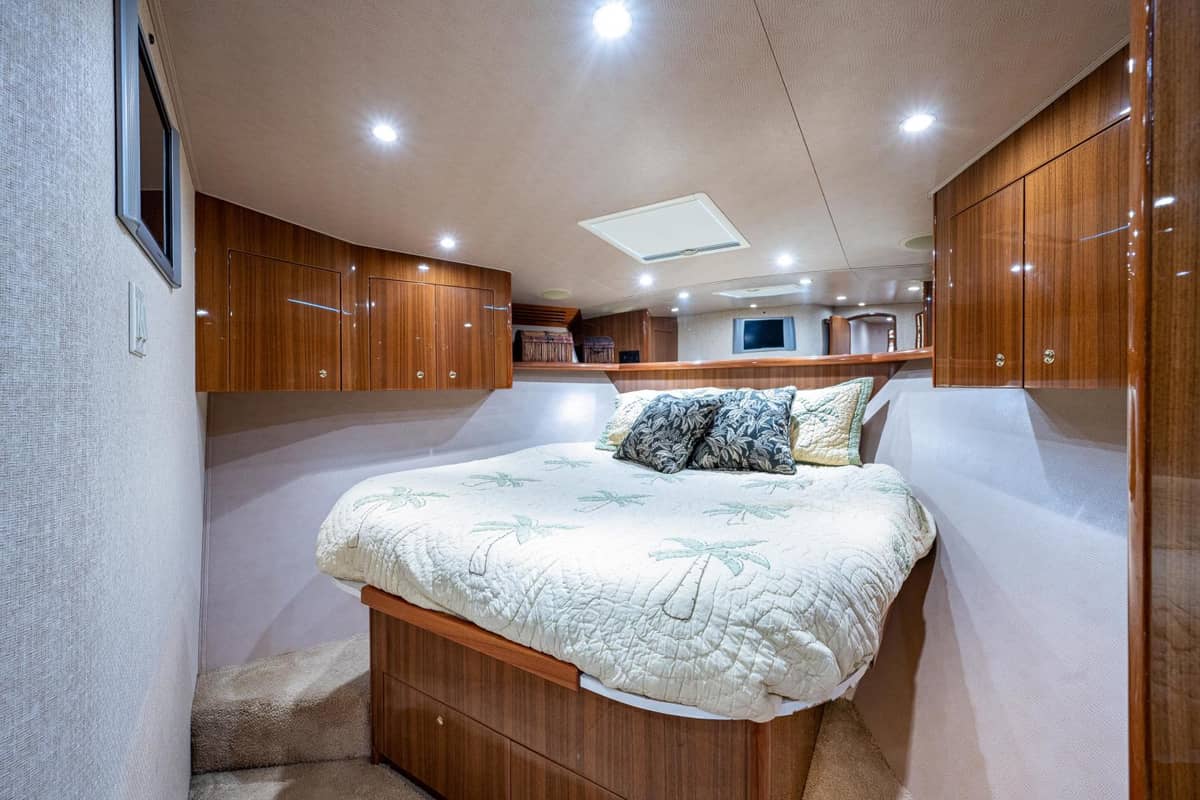 2005 Viking 74 Convertible "Reel Estate" photo 19