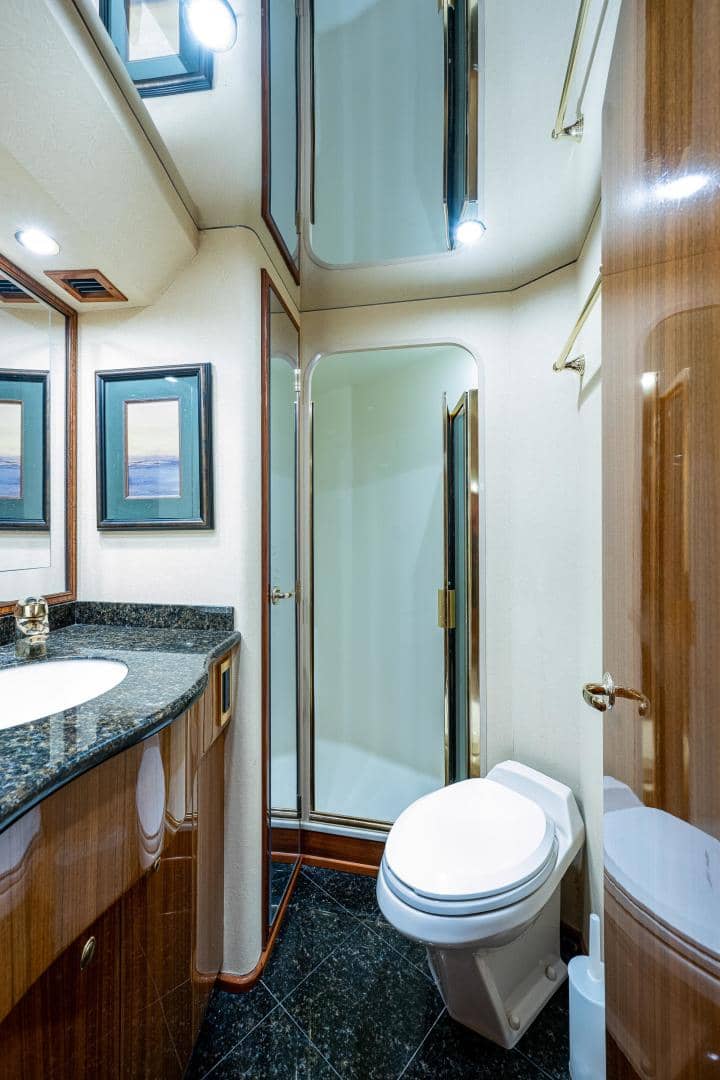 2005 Viking 74 Convertible "Reel Estate" photo 23