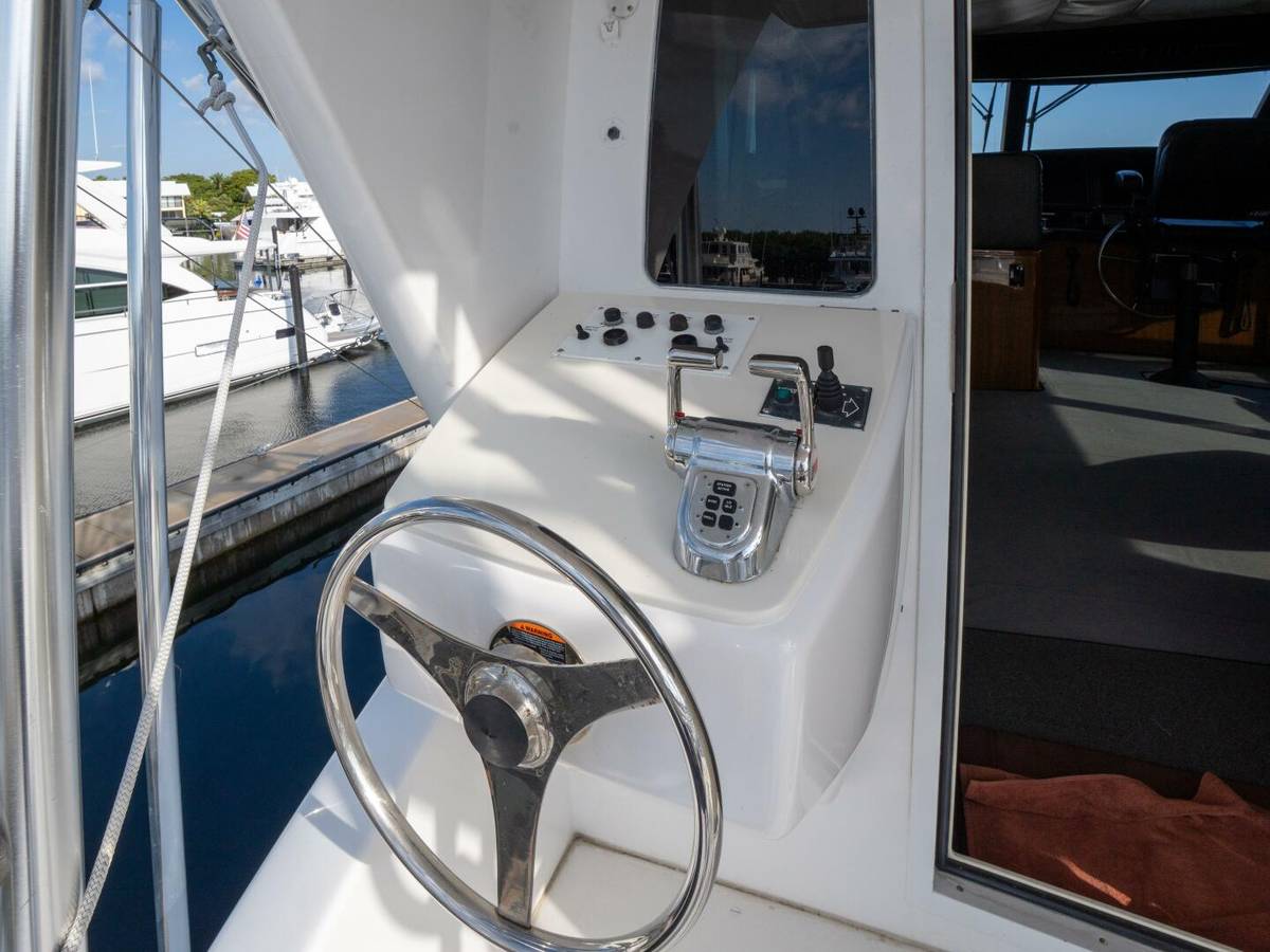 2005 Viking 74 Enclosed Bridge "STREAM RUNNER" photo 7