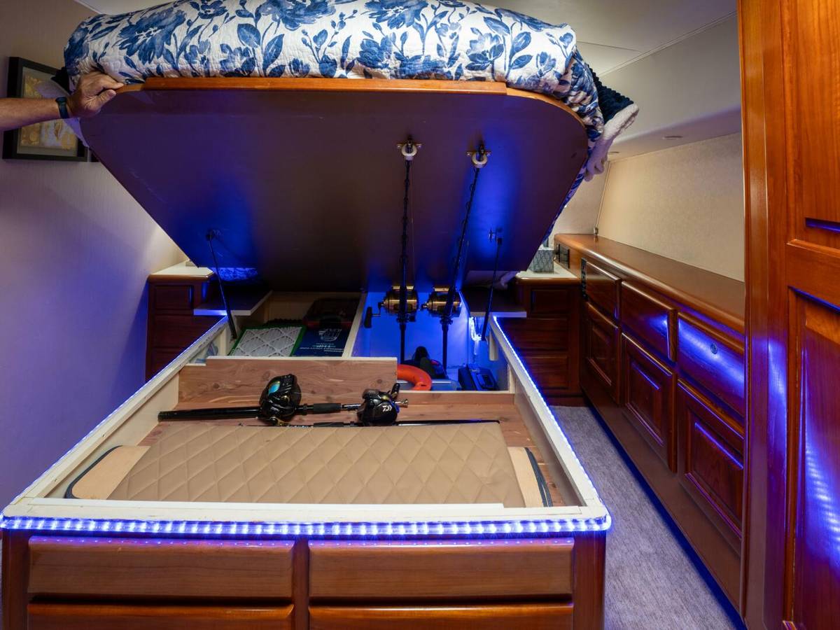1998 Viking 58 Convertible "BAREFOOT" photo 28