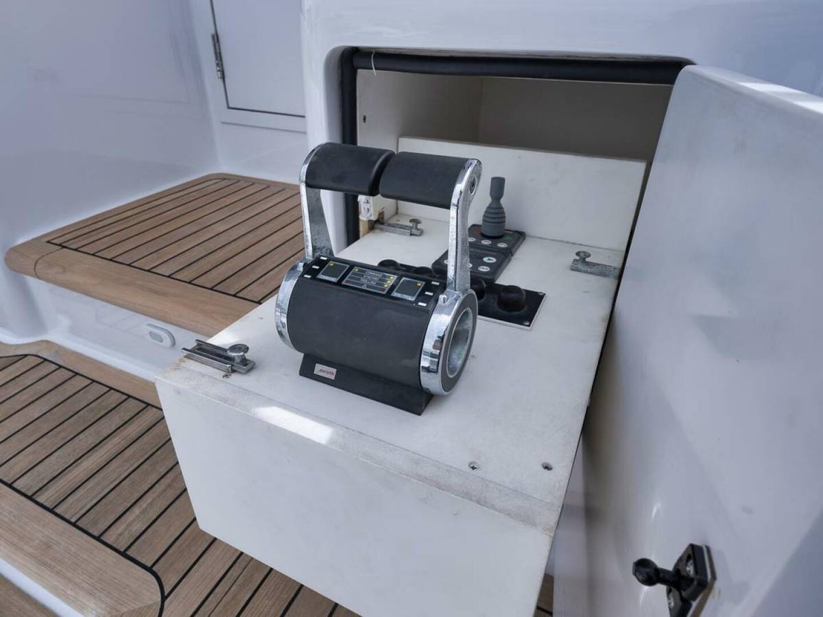 2007 Viking 52 Sport Coupe "Smooth Operator" photo 40
