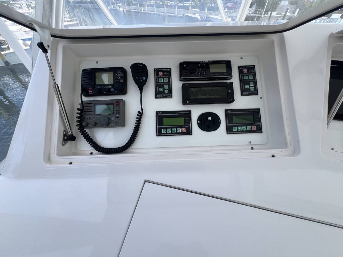 2003 Viking 52 Convertible "LET IT RAIN" photo 17