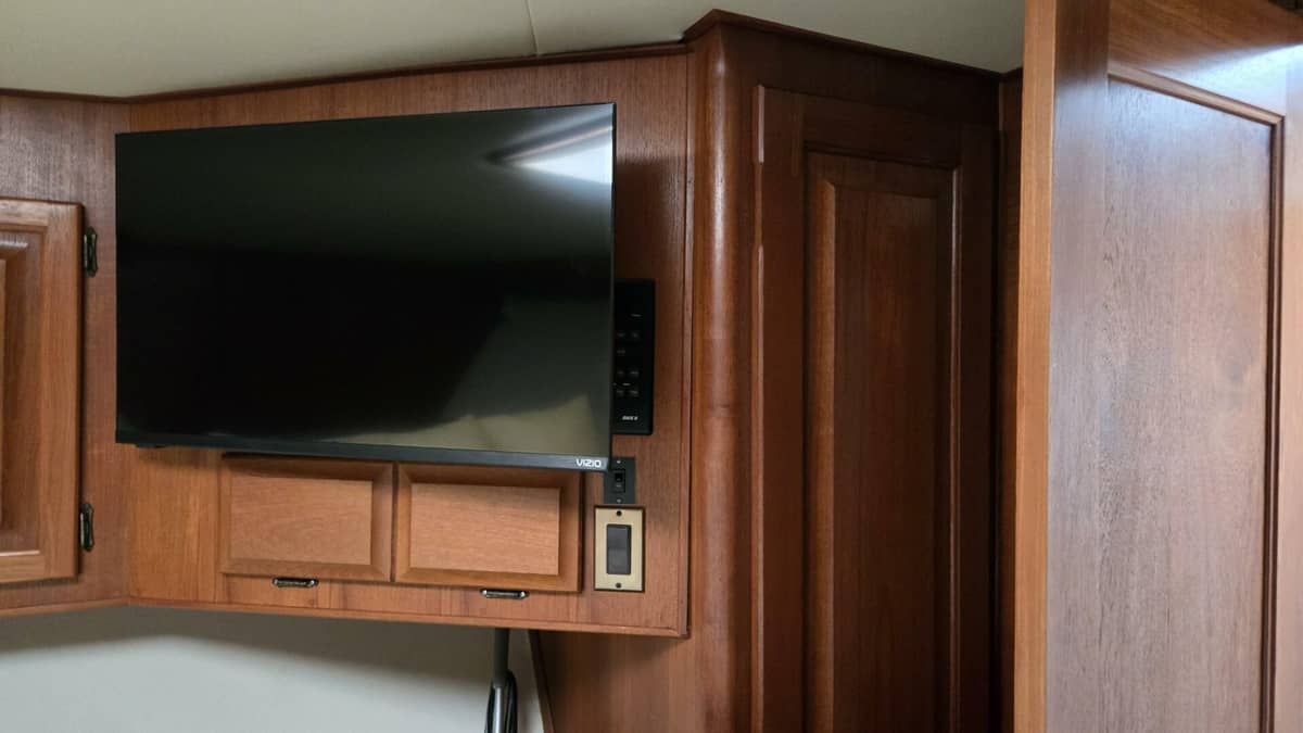 1989 Viking 45 Convertible "Wild Life" photo 22