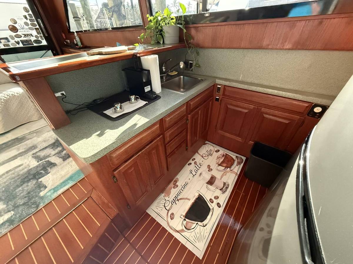 1989 Viking 45 Convertible "Wild Life" photo 24