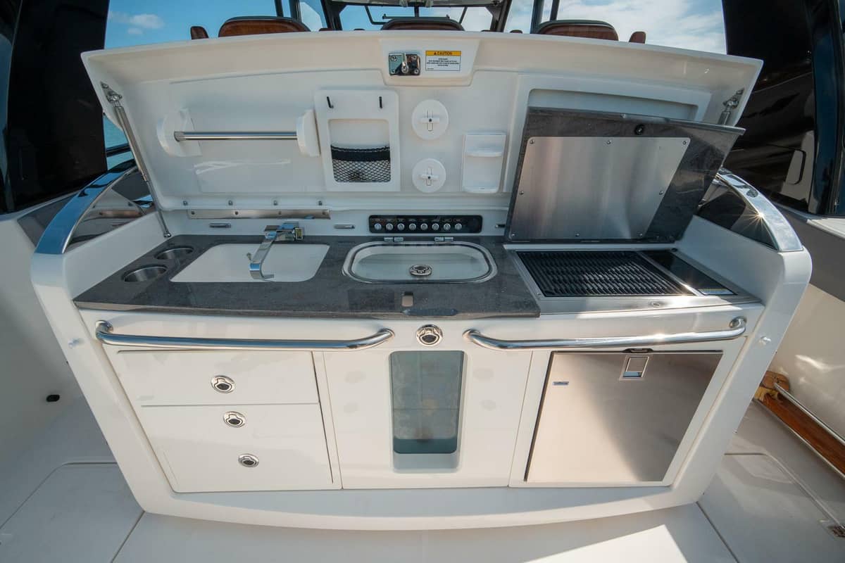 2023 Boston Whaler 420 Outrage "PIPE DREAM" photo 9