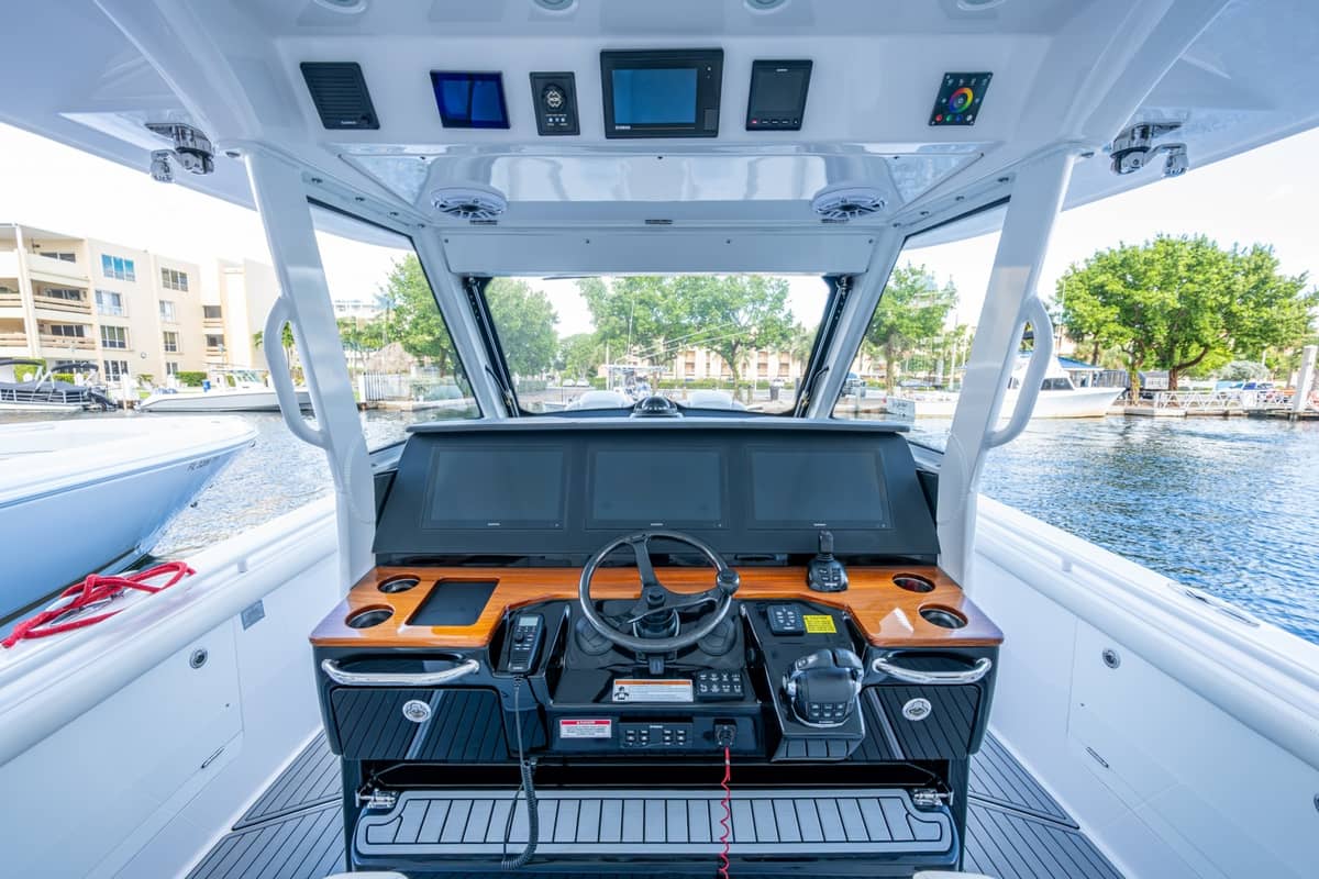 2020 Everglades 395 Center Console photo 8