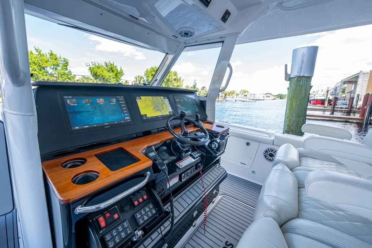 2020 Everglades 395 Center Console photo 25