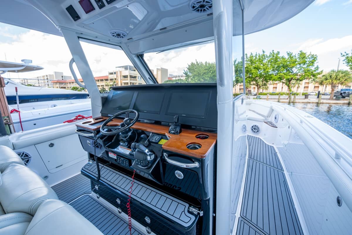 2020 Everglades 395 Center Console photo 9