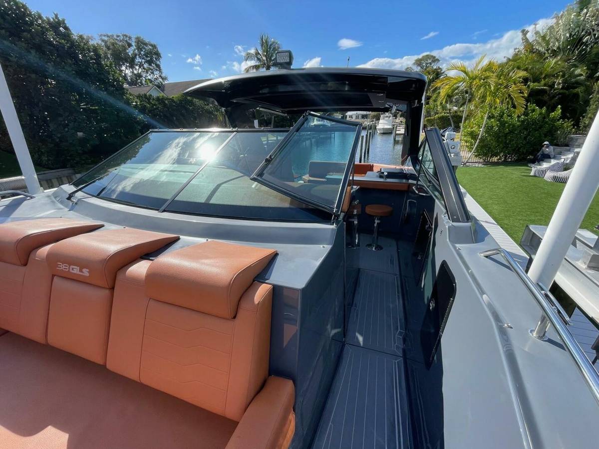 2023 Cruisers Yachts 38 GLS photo 32