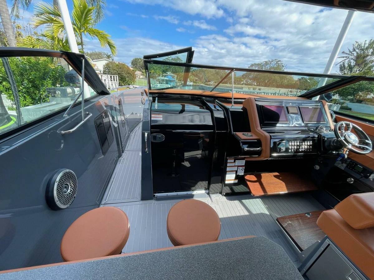 2023 Cruisers Yachts 38 GLS photo 37