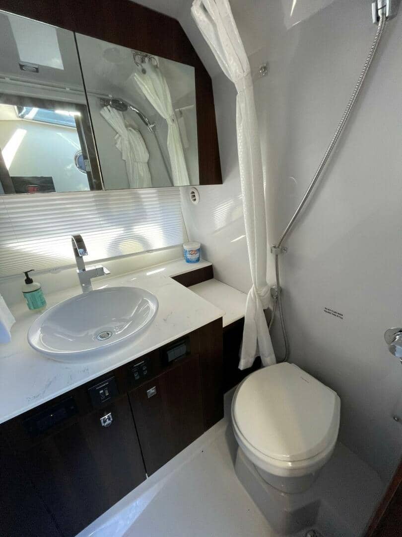 2023 Cruisers Yachts 38 GLS photo 9