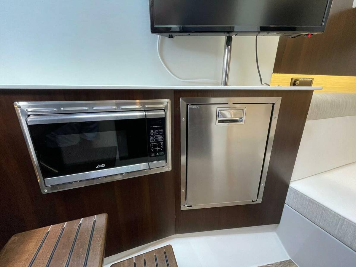 2023 Cruisers Yachts 38 GLS photo 13