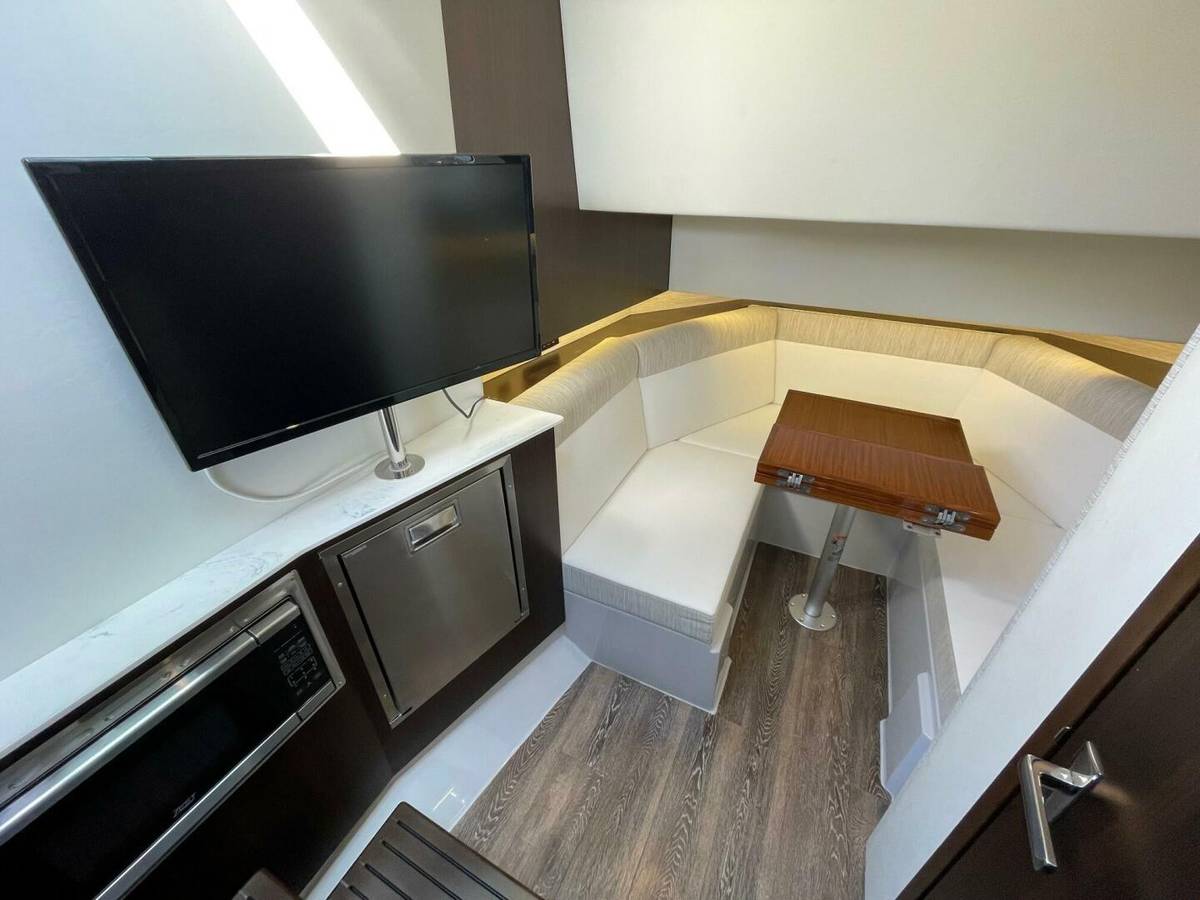 2023 Cruisers Yachts 38 GLS photo 8
