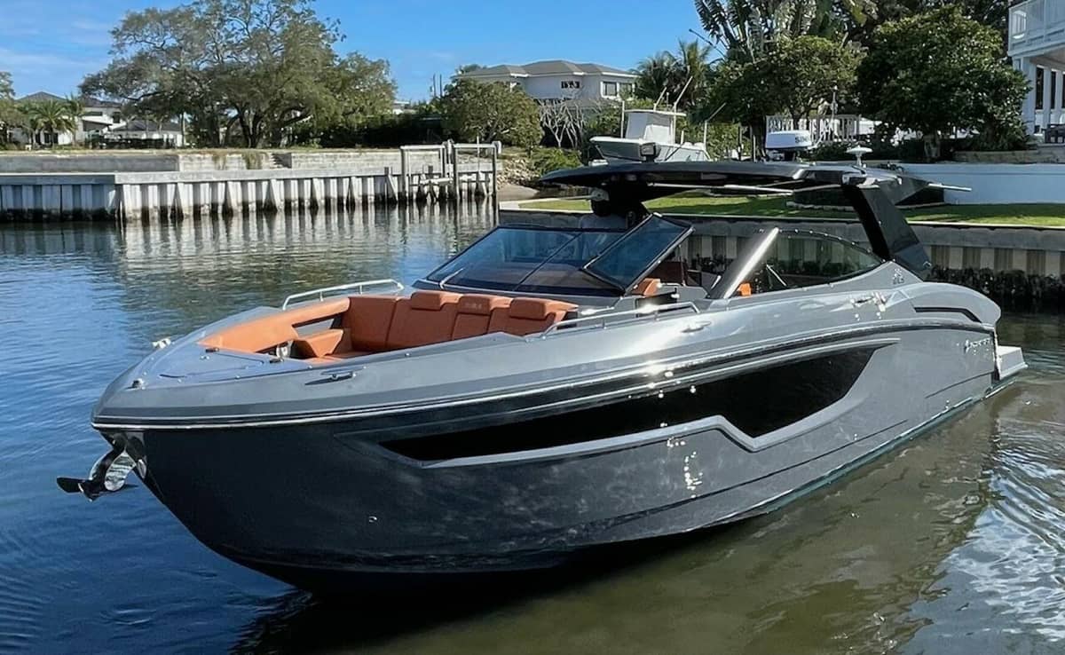 2023 Cruisers Yachts 38 GLS photo 2