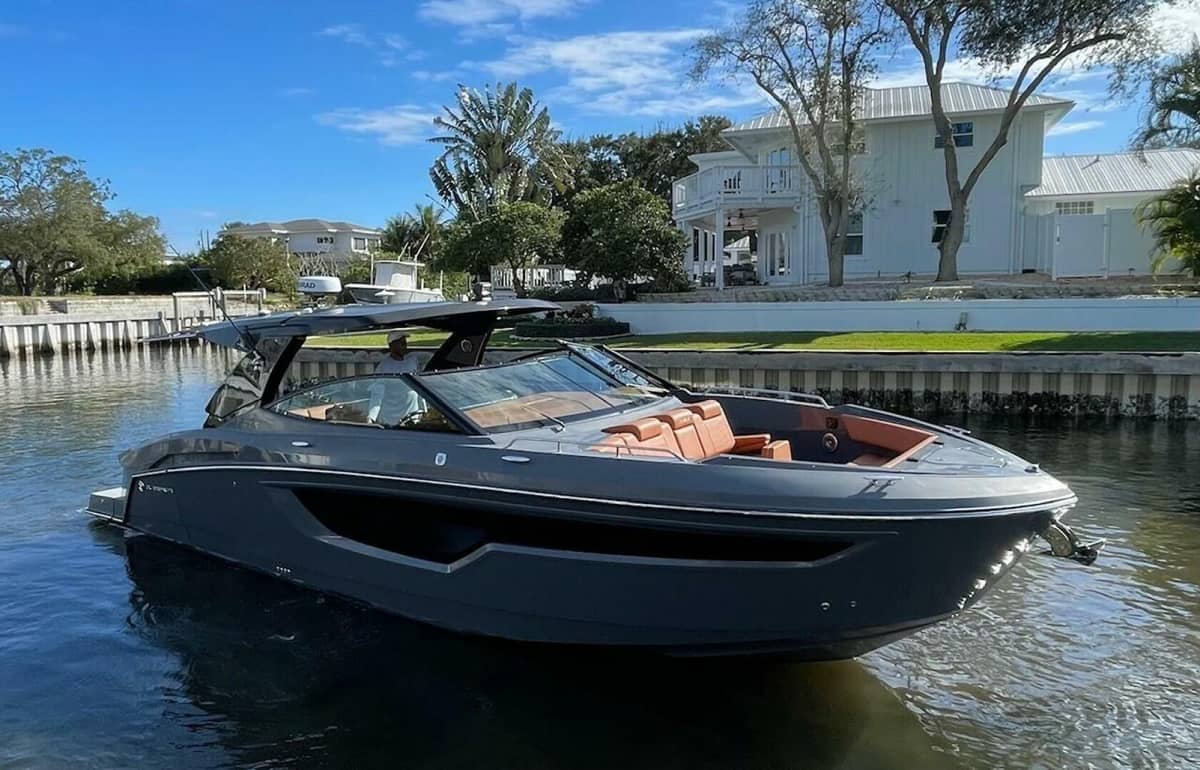 2023 Cruisers Yachts 38 GLS photo 3