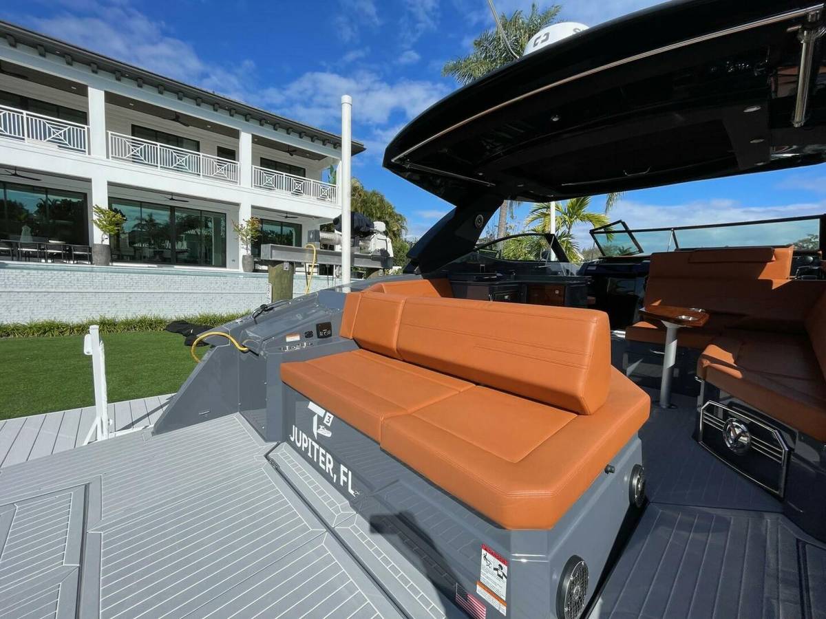 2023 Cruisers Yachts 38 GLS photo 23