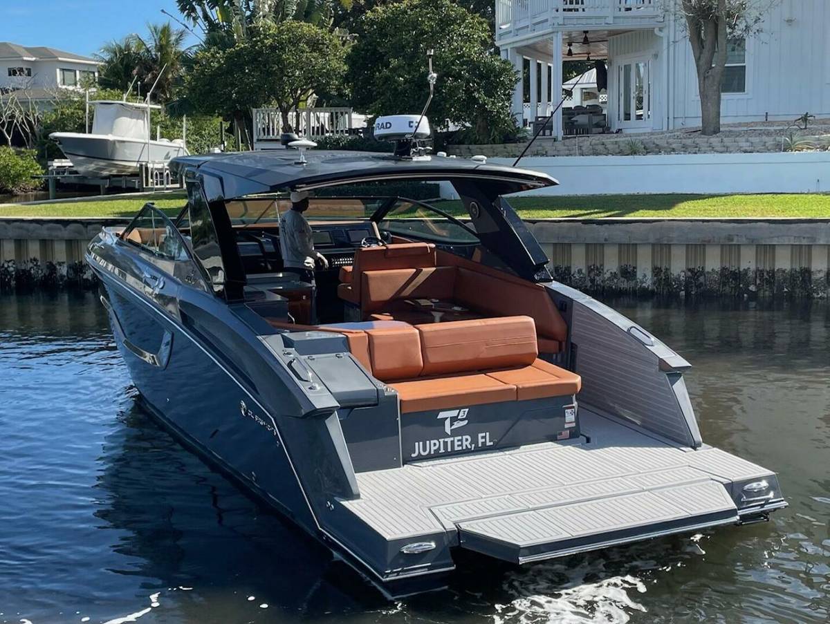 2023 Cruisers Yachts 38 GLS photo 5