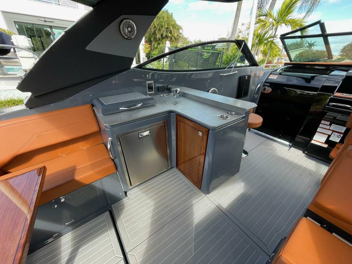 2023 Cruisers Yachts 38 GLS photo 43