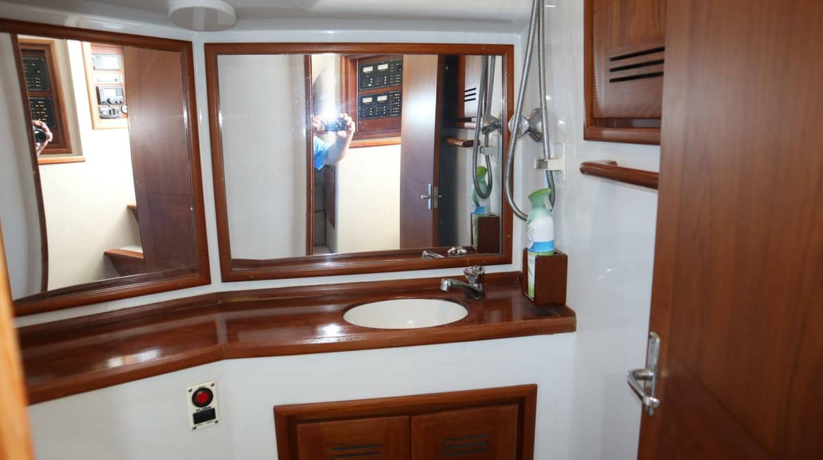 2002 Miller Marine 38 Open "LURES & LIARS" photo 8
