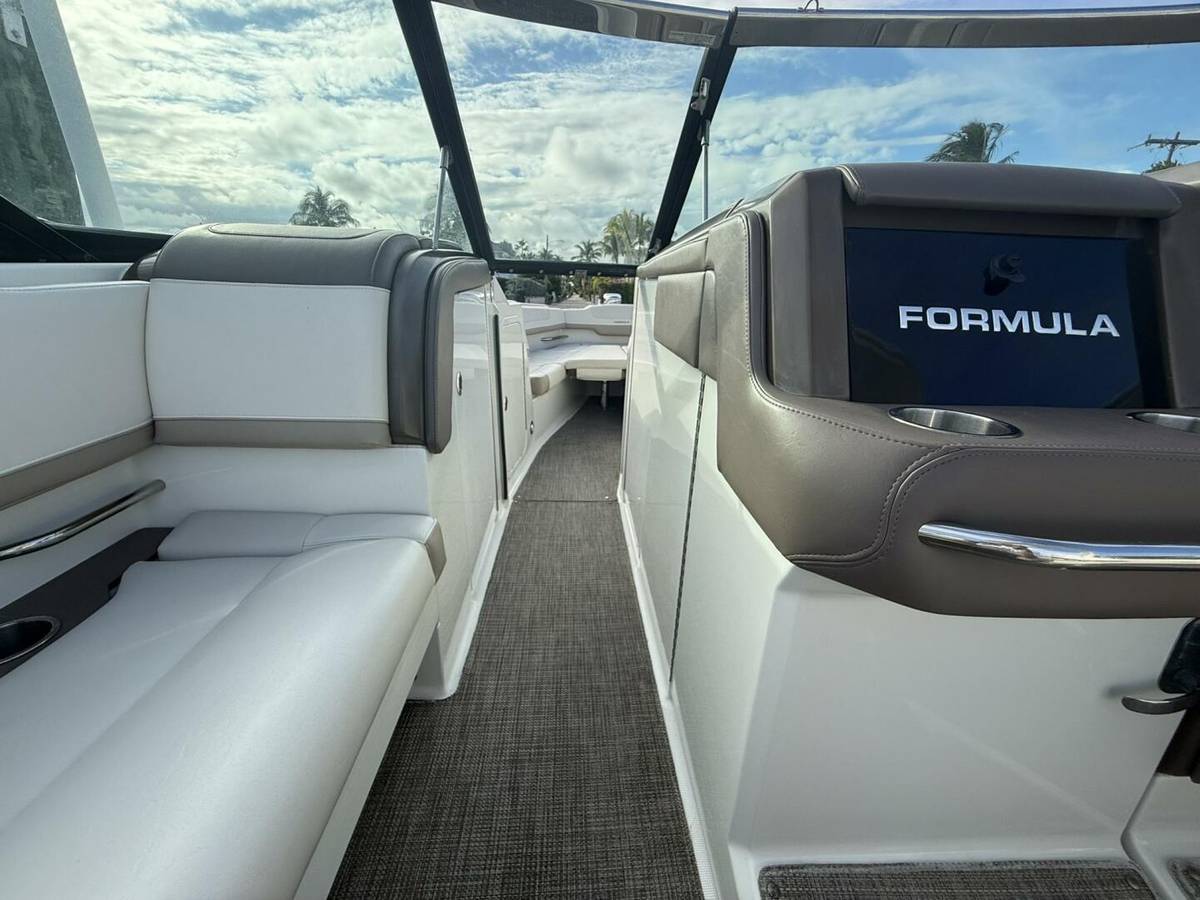 2016 Formula 330 Crossover Bowrider photo 14