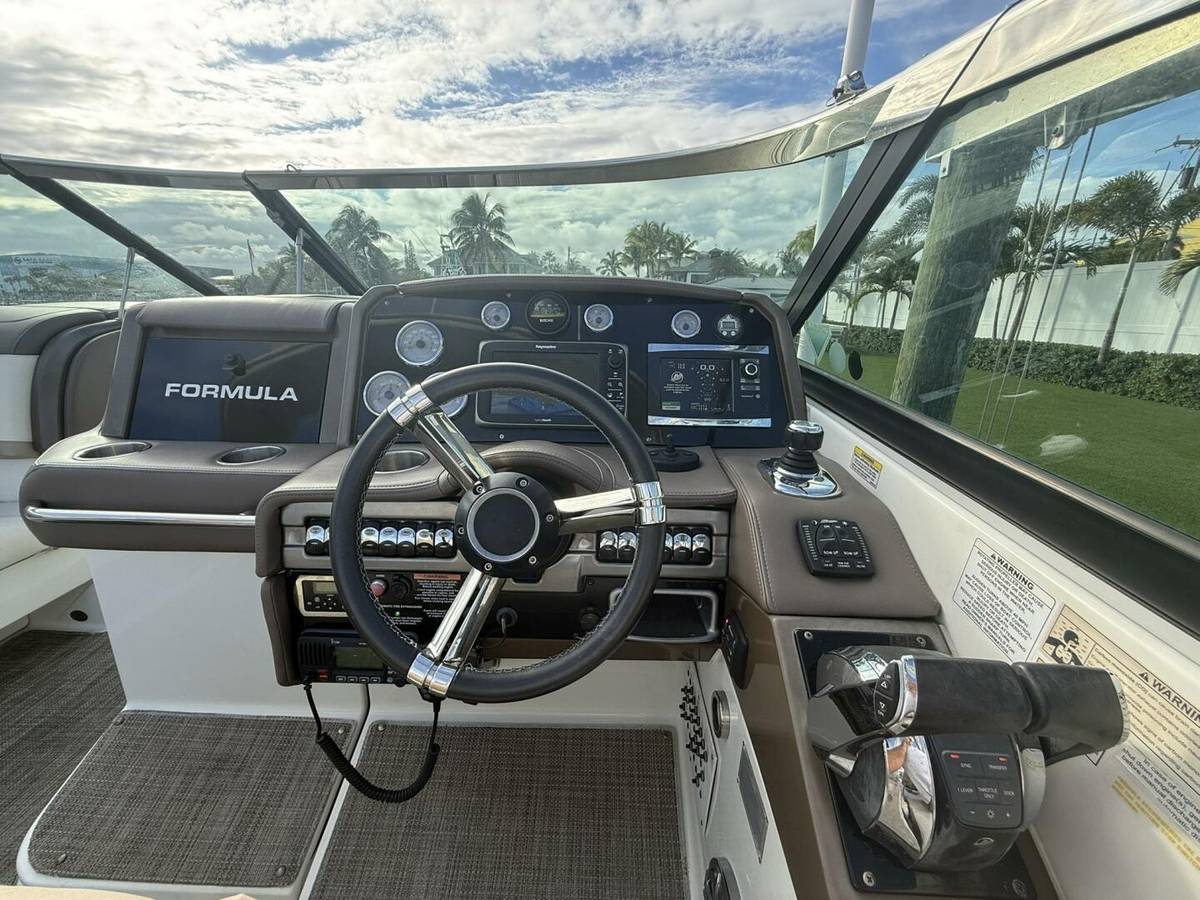 2016 Formula 330 Crossover Bowrider photo 10