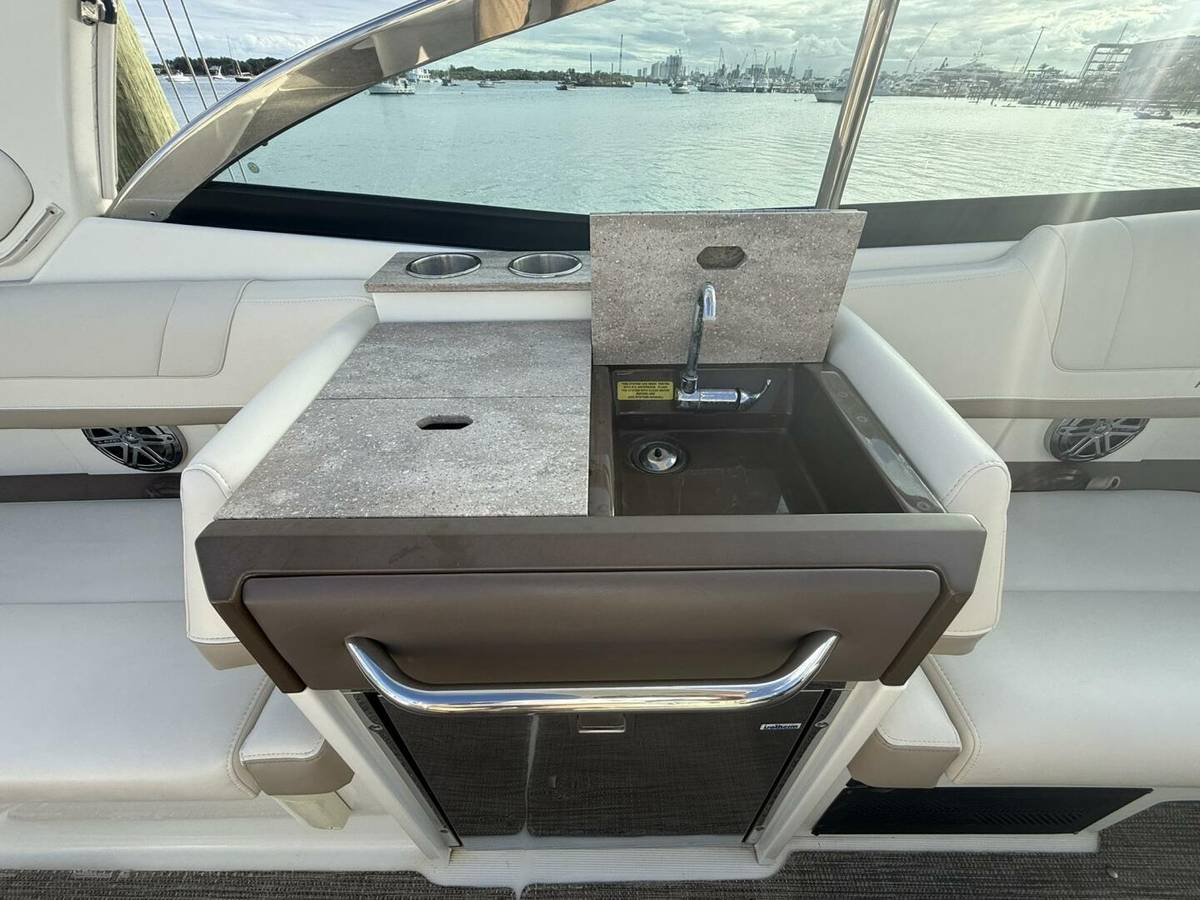 2016 Formula 330 Crossover Bowrider photo 26