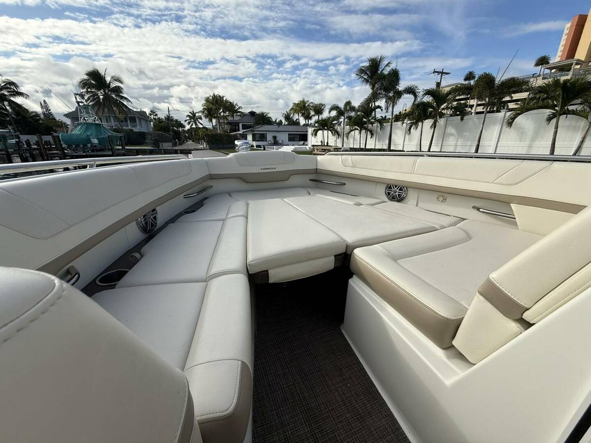 2016 Formula 330 Crossover Bowrider photo 4