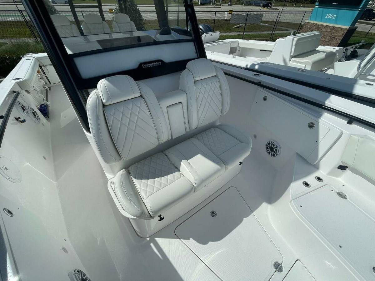 2022 Everglades 335 Center Console photo 17