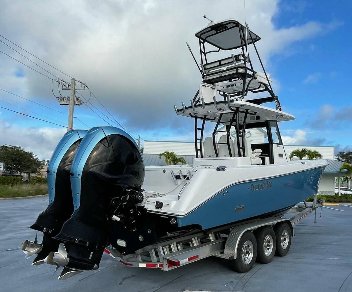 2022 Everglades 335 Center Console photo 4
