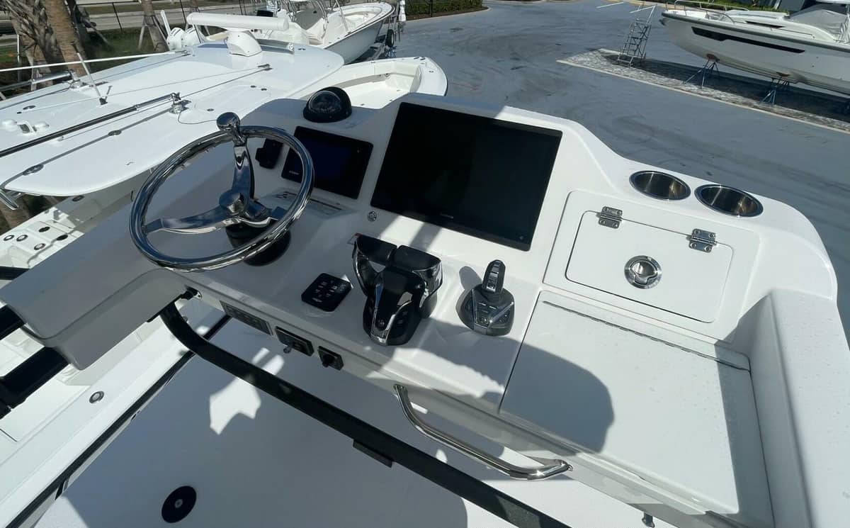 2022 Everglades 335 Center Console photo 21