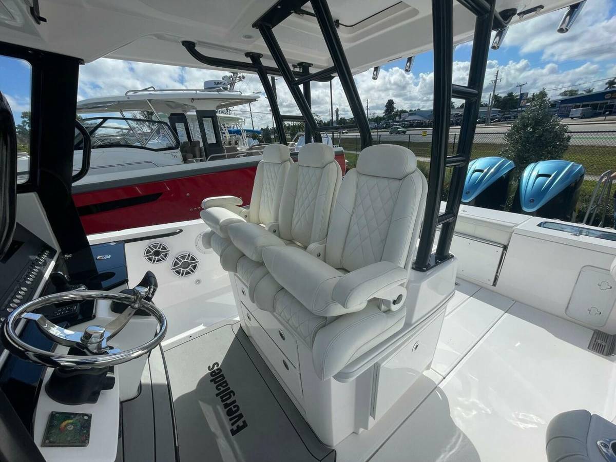 2022 Everglades 335 Center Console photo 25